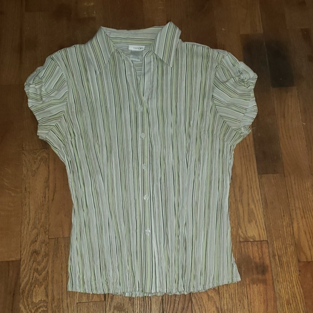 Short sleeve button up fitted top
